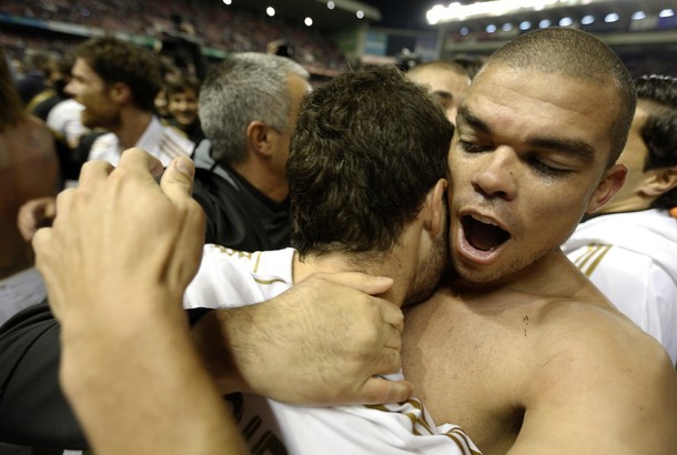 Pepe ôm chặt đồng đội ăn mừng